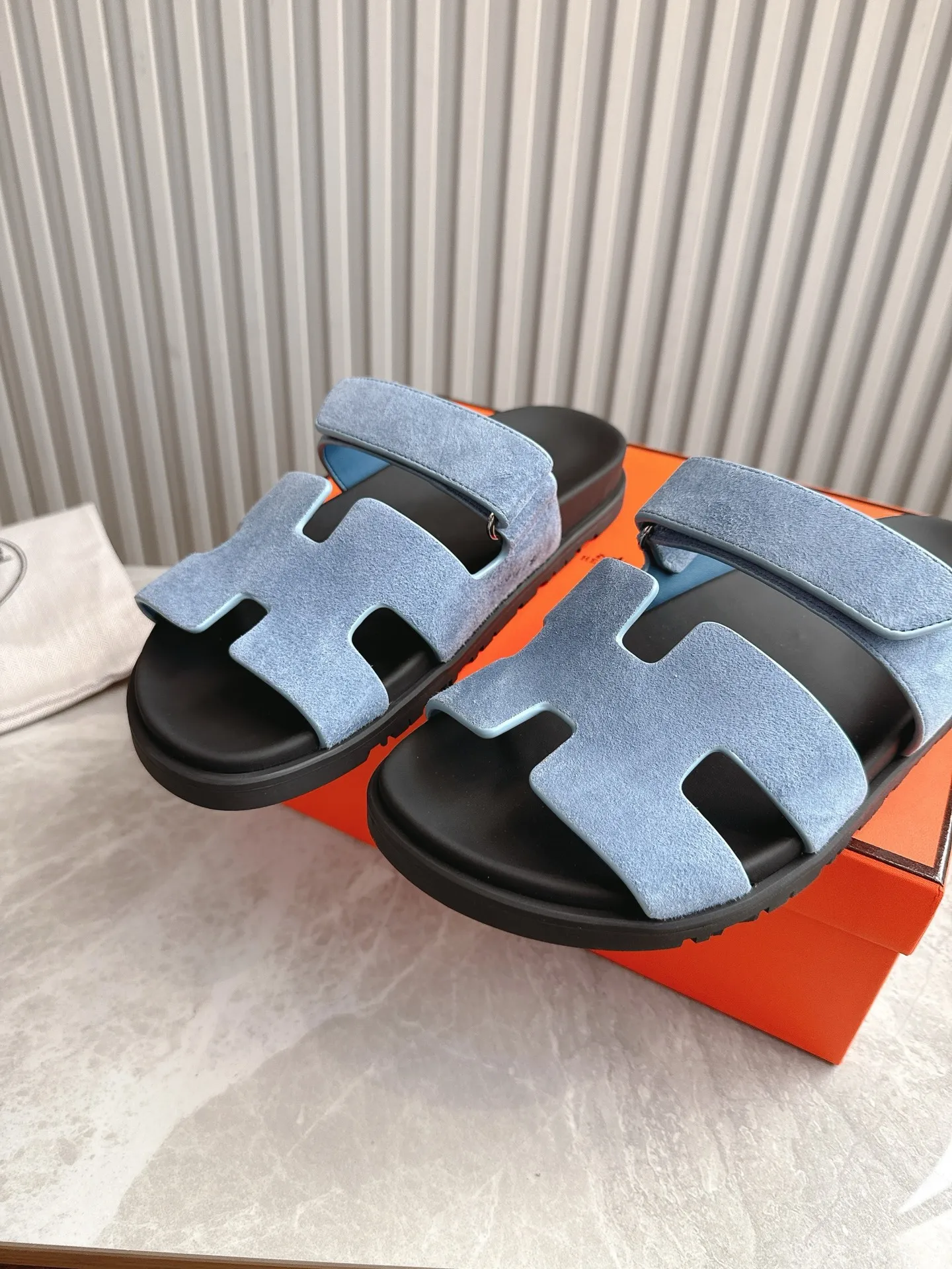 p480🐮🐮Couple model (top version) H family 2024 spring and summer new style HERMES Hermes' recently popular couple model pig nose angle sandals and slippers, paired with various colorful socks, popular. Upper: imported original deerskin (the genuine leather edging is not ordinary super migration). Lining: imported genuine leather. Outsole: Tpu non-slip and wear-resistant outsole. Size: Female 35-42 (40/42 non-returnable and non-exchangeable) Male size: 39-45 (45 non-refundable and non-exchangeable)